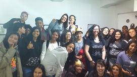 Foto da autora Shirley Souza em encontro com alunos da rede pública na Feira do Livro de Porto Alegre.
