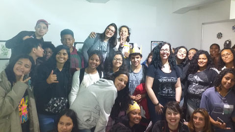 Foto da autora Shirley Souza em encontro com alunos da rede pública na Feira do Livro de Porto Alegre.