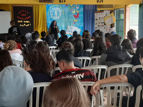 Foto da autora Shirley Souza em encontro com adolescentes da rede pública, no programa Adote um Escritor de Porto Alegre.