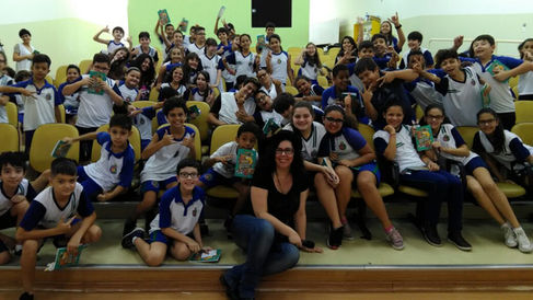 Foto da autora Shirley Souza acompanhada por adolescentes que leram o livro Rotina nada normal de uma adolescente em crise.