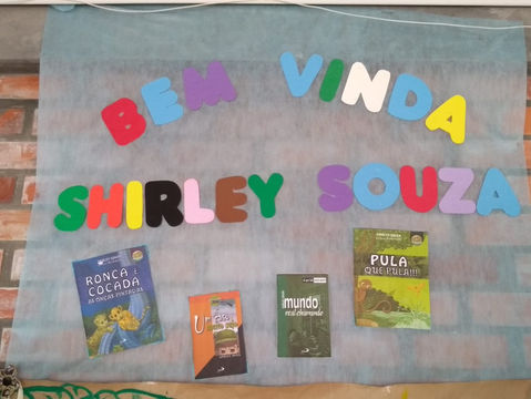 Imagem de painel feito por escola dando as boas-vindas à autora Shirley Souza