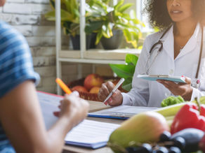 A nutritionist talks wiith a client about a personalized approach