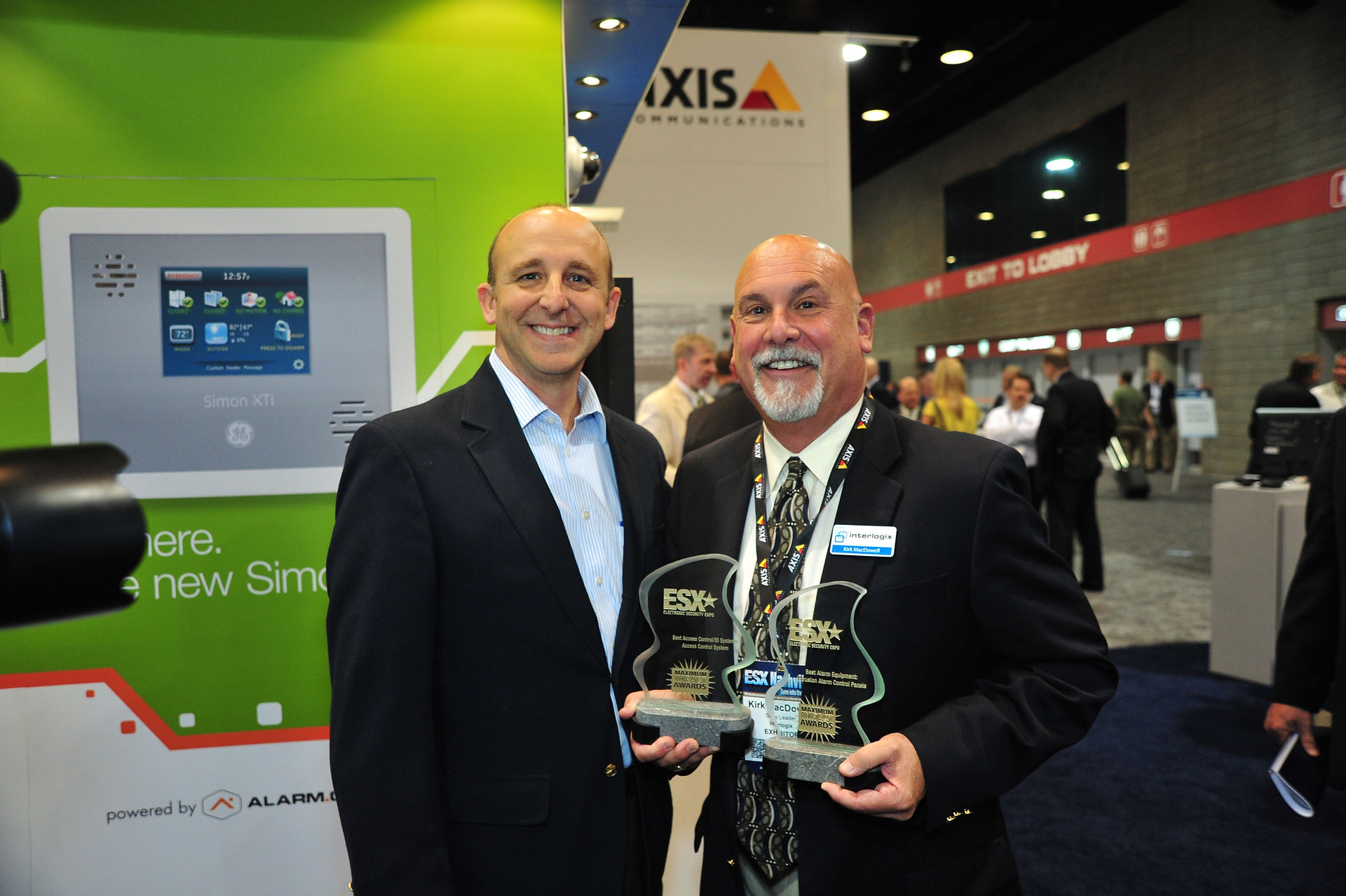 Kirk MacDowell, Interlogix, receiving award at ESX