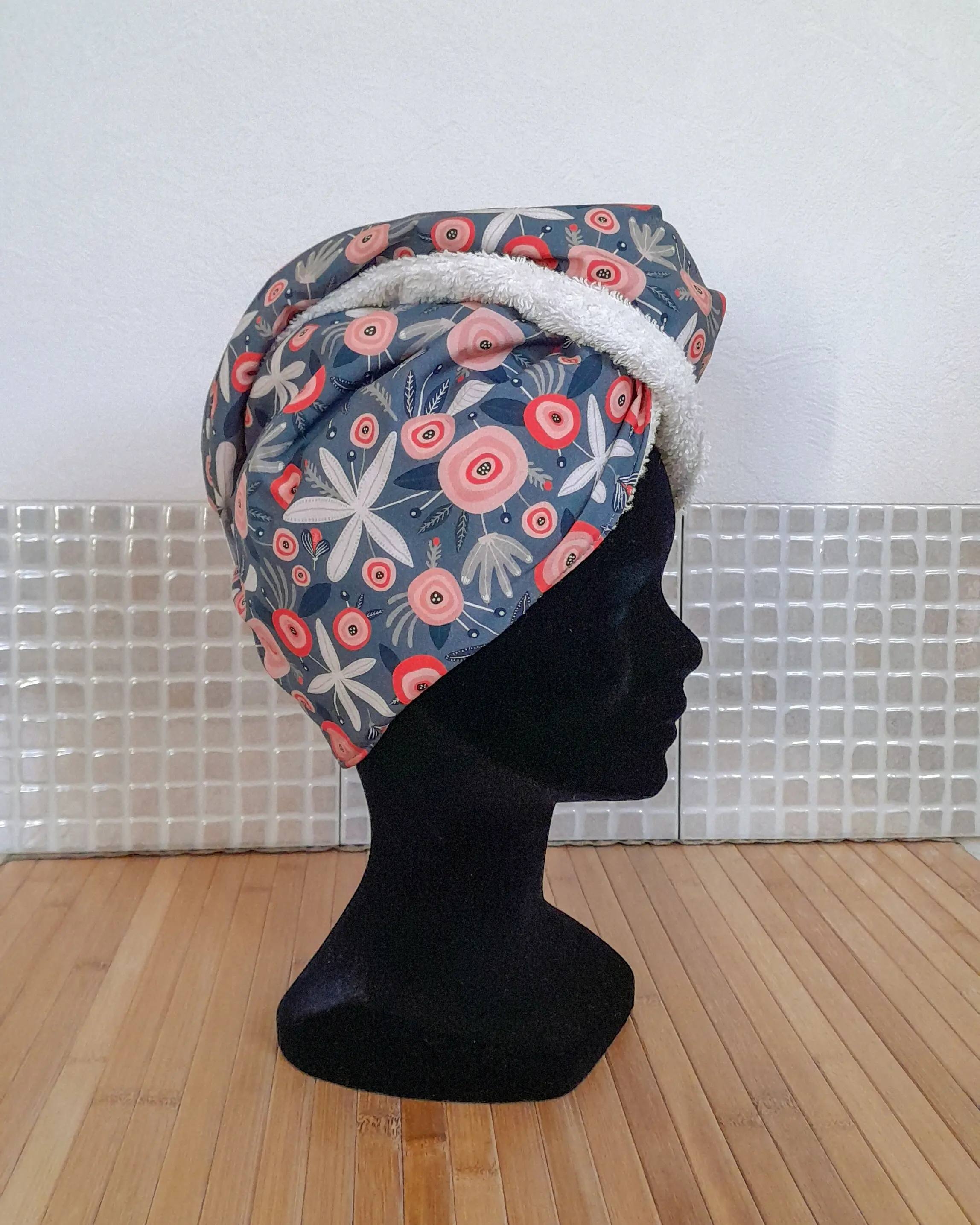 Serviette turban sur mannequin, fleurs