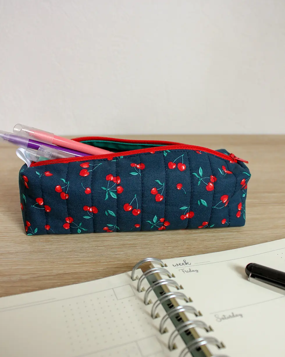 Miniature : Trousse matelassée bleu marine avec cerises