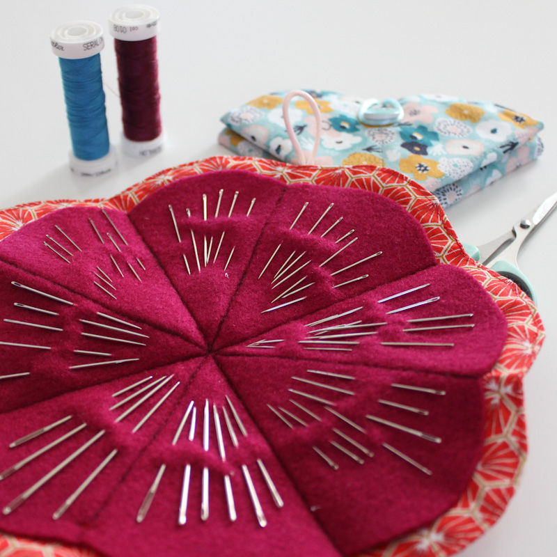 Miniature : Patron Etui Porte aiguilles Pic-vert ouvert rouge et fushia