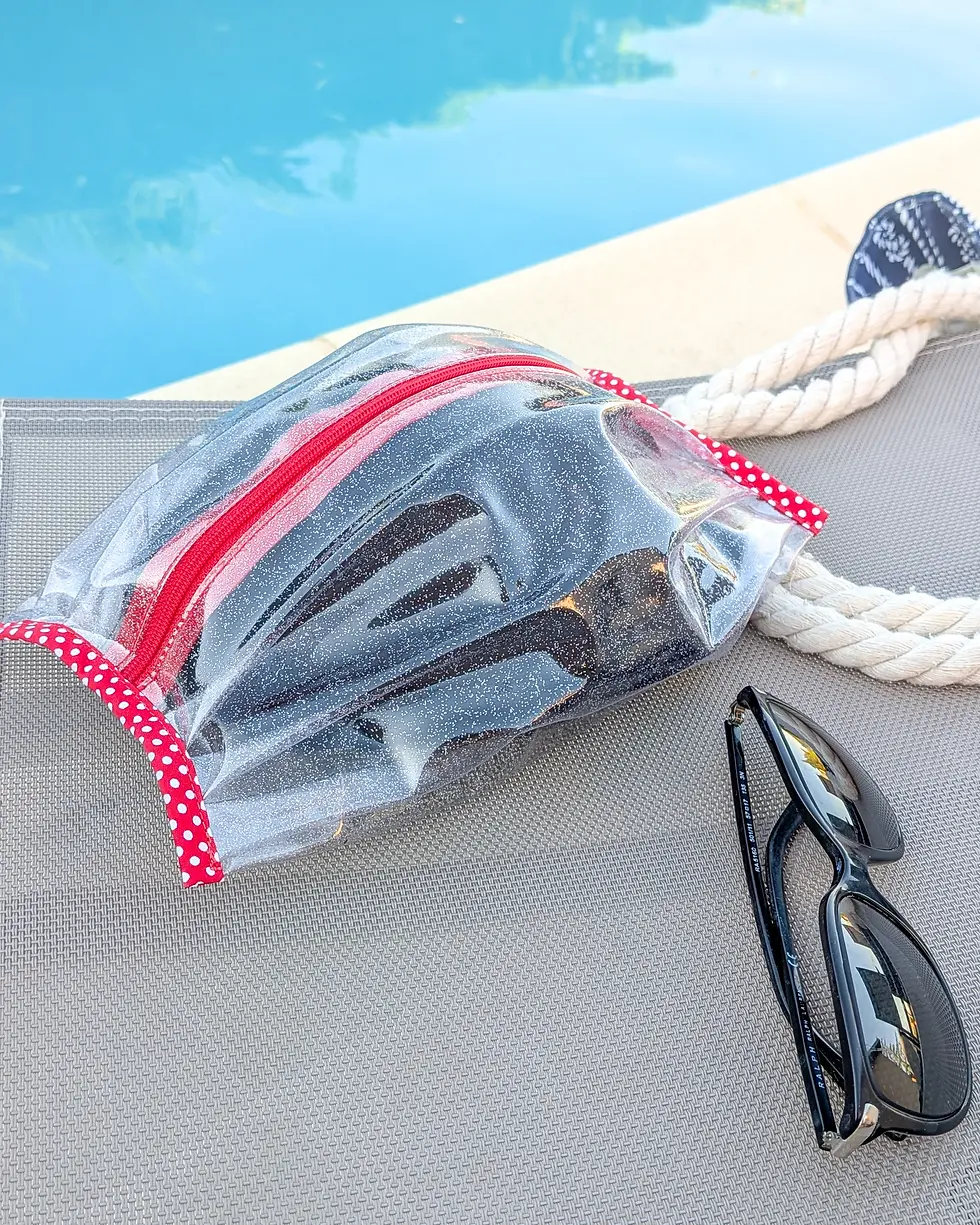 Miniature : Pochettes impérméables à maillot de bain - détails rouges avec maillot de bain