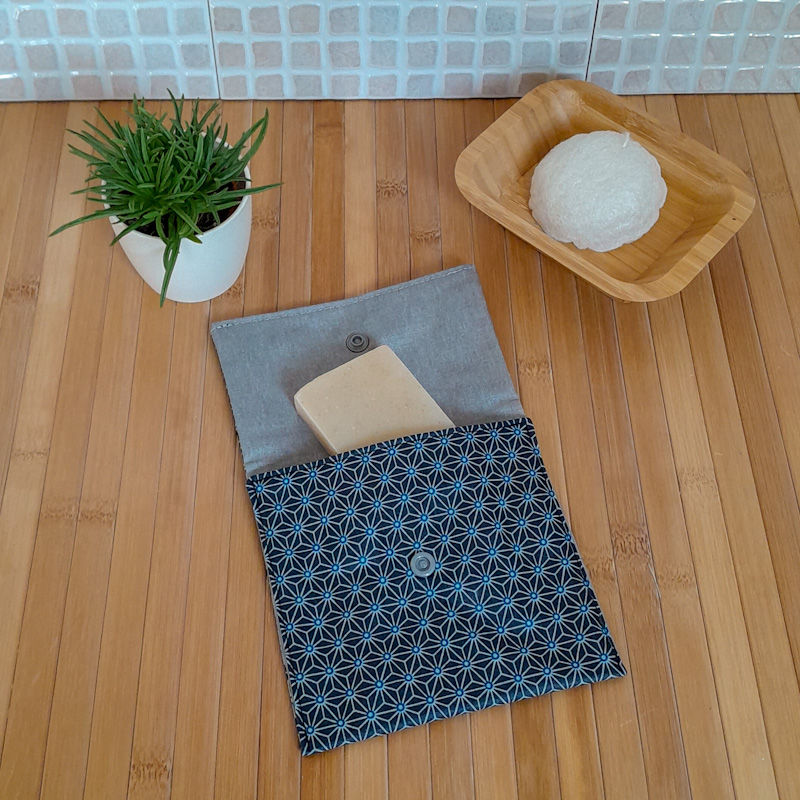Miniature : Pochette à savon imperméable, motif géométrique noir, doublure grise ouverte avec pression