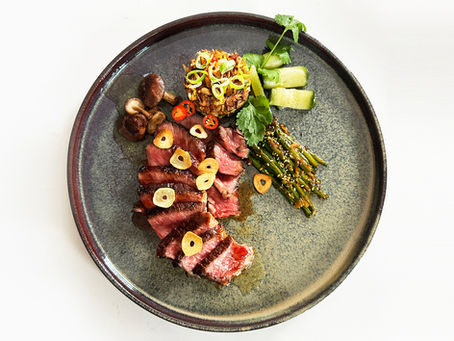 Aziatische ribeye met fried rice, ingelegde komkommer en haricots verts