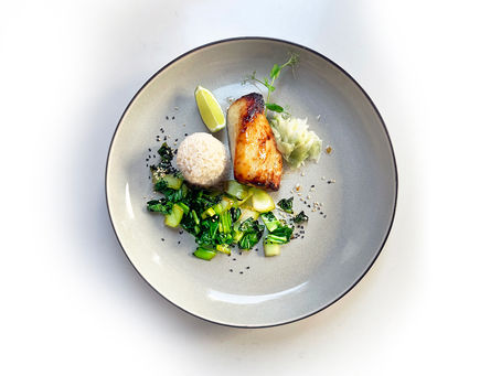 Black Cod miso, paksoi in oestersaus en ingelegde venkel