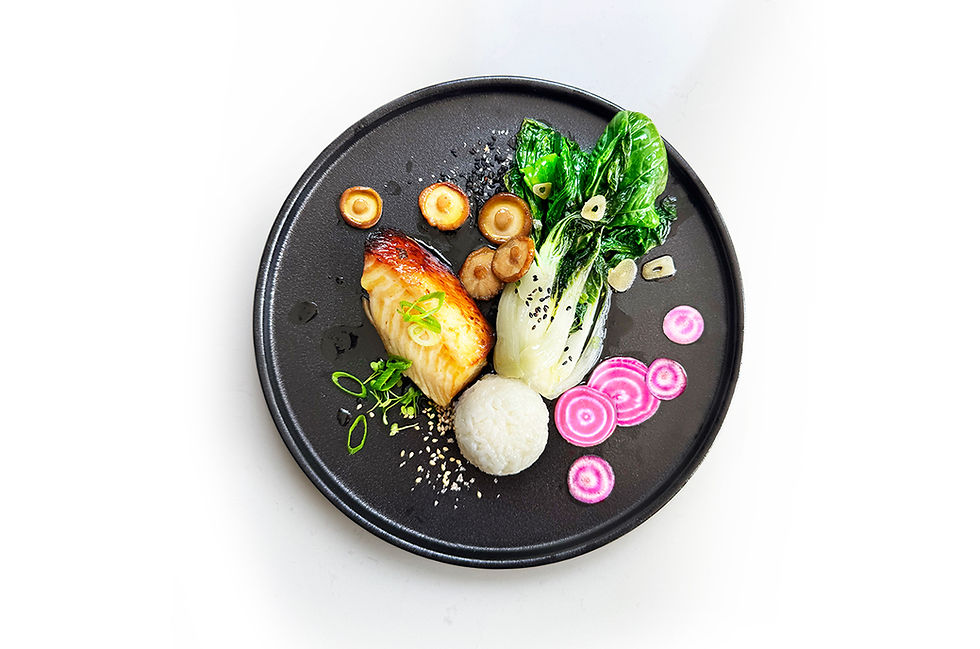 Miso black cod met paksoi, shii take, rijst en chioggia biet