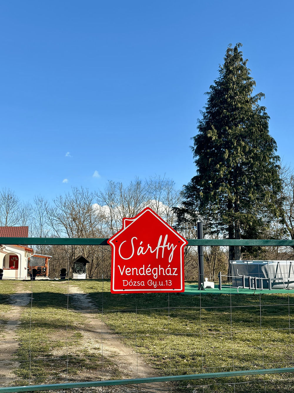 Sárffy Vendégház tábla a kapunál