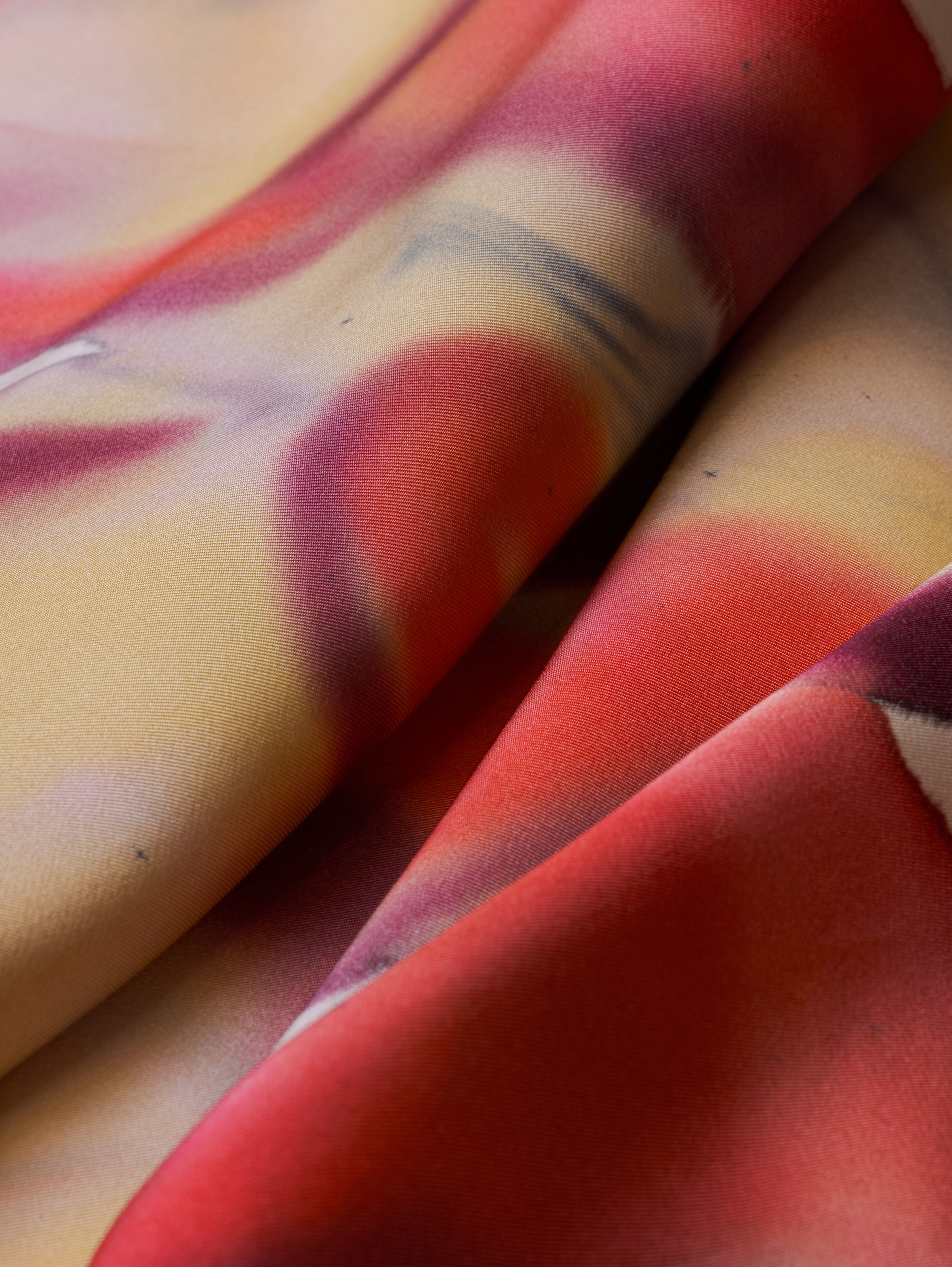 Gros blanc sur la texture du foulard en soie et des détails du motif rouge