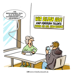 Cartoon Bewerbungsgespräch: Junge Bewerber schaut auf Handy, während Personalverantwortliche spricht – Schild im Hintergrund mit Aufschrift 'Wir bilden aus und fördern Talente (wenn sie mal hinschauen)'. Satirische Szene zum Thema Generation Z, Arbeitswelt und Bewerbung.