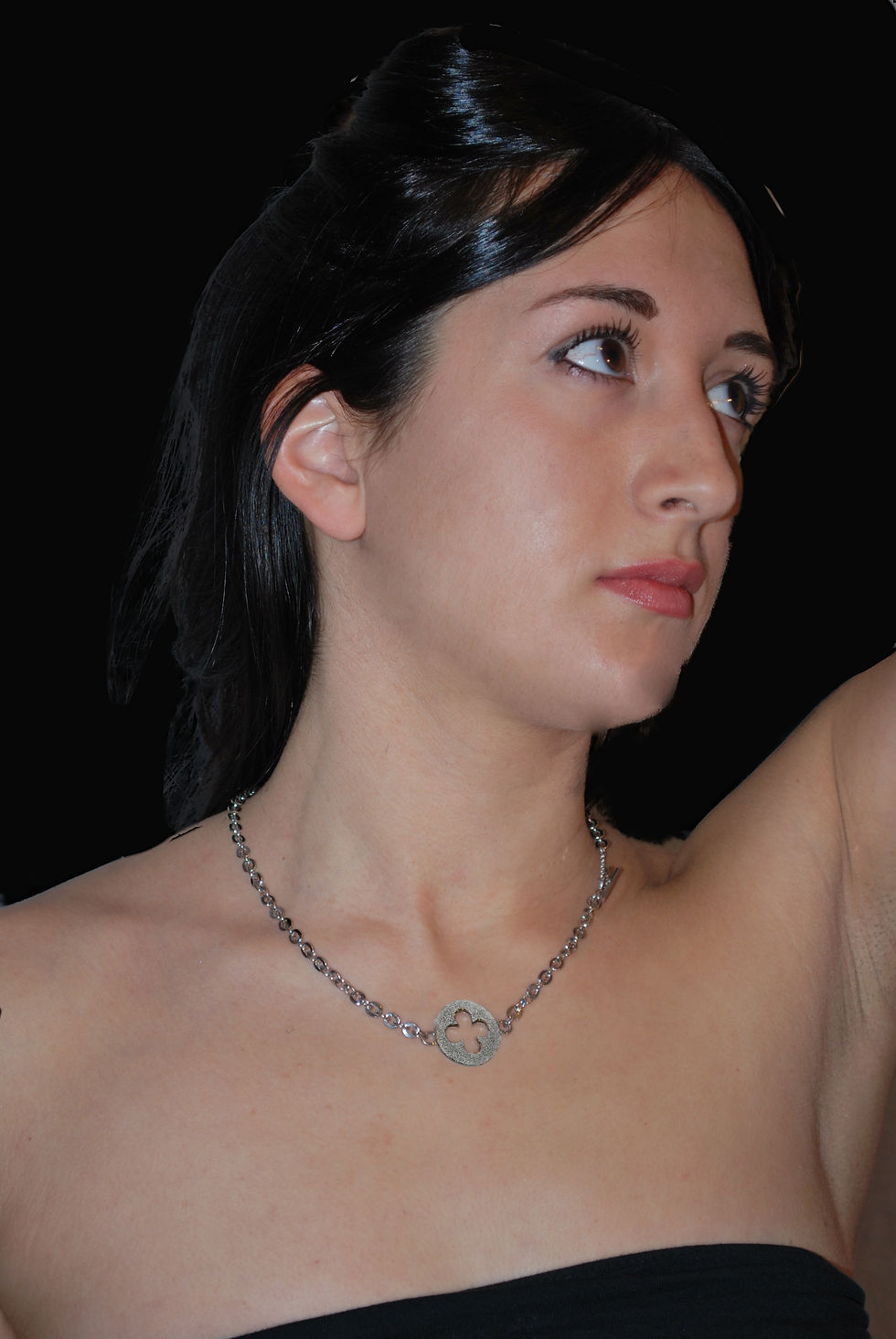 Miniaturbild: Collana con rosoni Gotici fioriti Veneziani puntinati a diamante,  indossata.