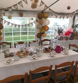 Geschmücktes Festzelt bei einer Hochzeit