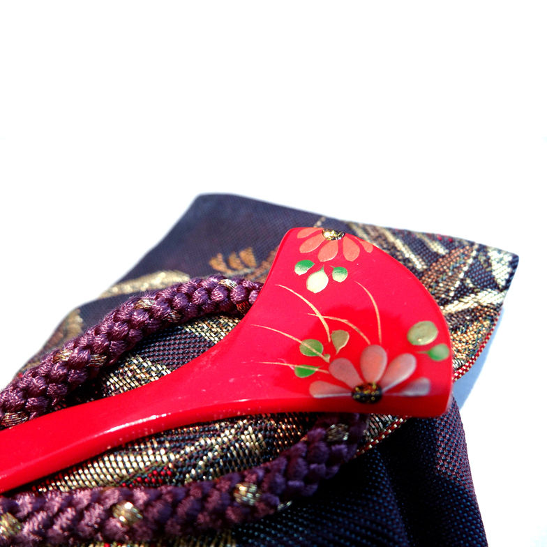Thumbnail: Bow & Red Pin Comb