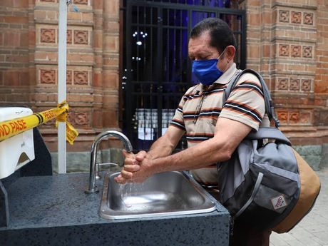 Familias vulnerables del Centro reciben auxilio habitacional, paquetes alimentarios y transferencias