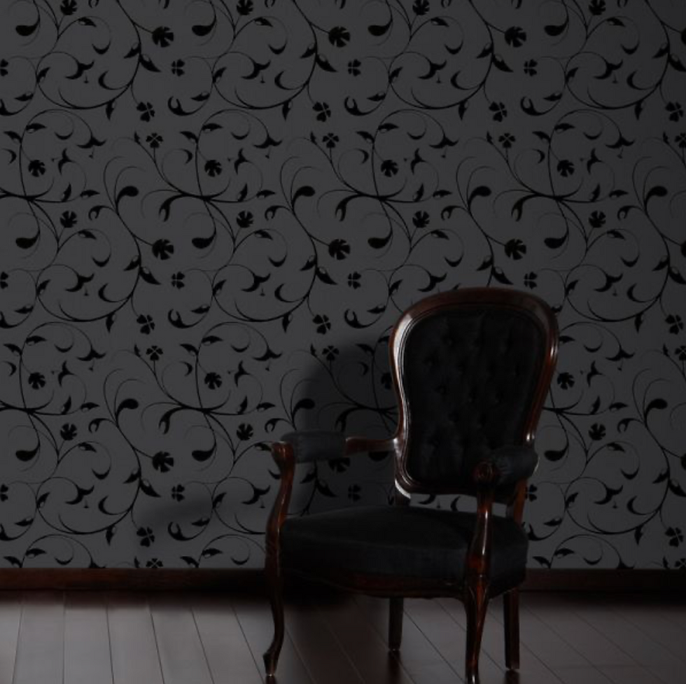 mur plein avec papier peint et chaise noir