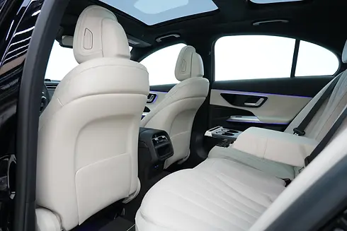An elegant and spacious vehicle, ideal for your journeys in Milan. Private chauffeur for a tailored, high-end experience.