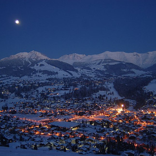 Paysage hivernal des Alpes avec route de montagne menant vers les stations de ski de Chamonix, Megève, Courchevel, Val d’Isère et Méribel