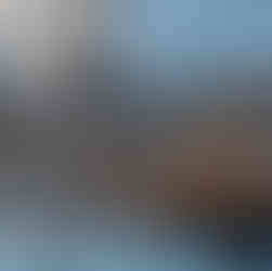 Vue hivernale de Chamonix au pied du Mont-Blanc, station alpine emblématique accessible en hiver par route de montagne