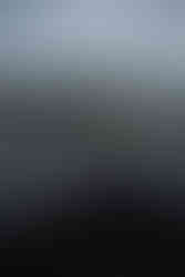 مرسيدس مايباخ سوداء مع سائق خاص في موناكو بالقرب من الميناء، تنقل فاخر وخدمة استقبال مميزة داخل الإمارة.