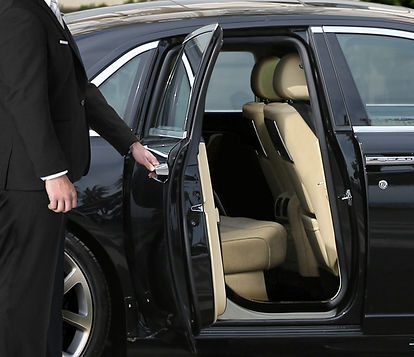 location-de-voiture-avec-chauffeur-scaled.jpg