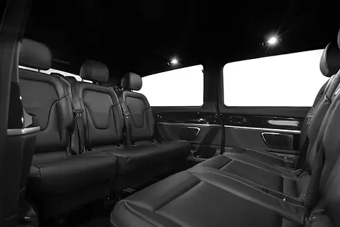 Voyagez avec élégance à bord de la Mercedes Classe V. Un véhicule spacieux avec chauffeur privé, parfait pour les groupes, les délégations ou les familles en quête de confort et de sérénité.