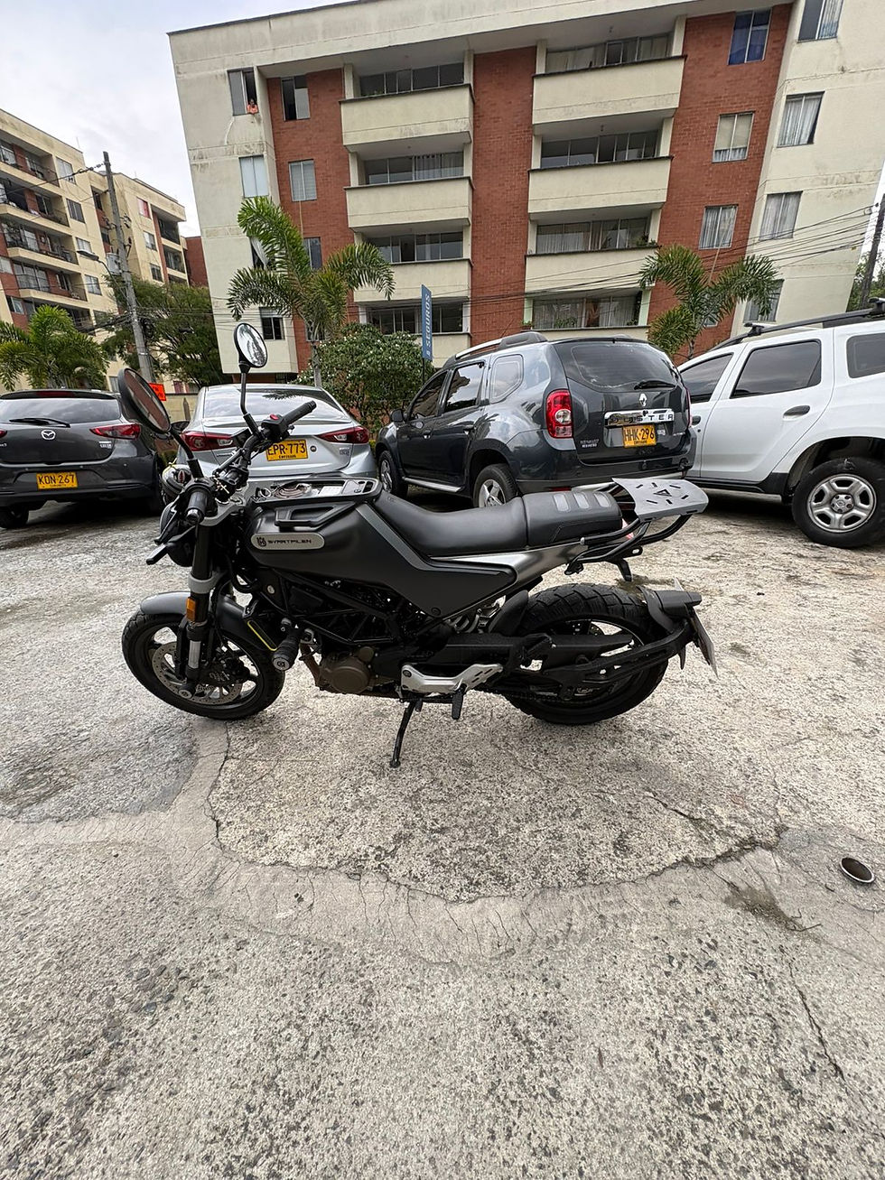 Miniatura: HUSQVARNA SVARTPILEN 200