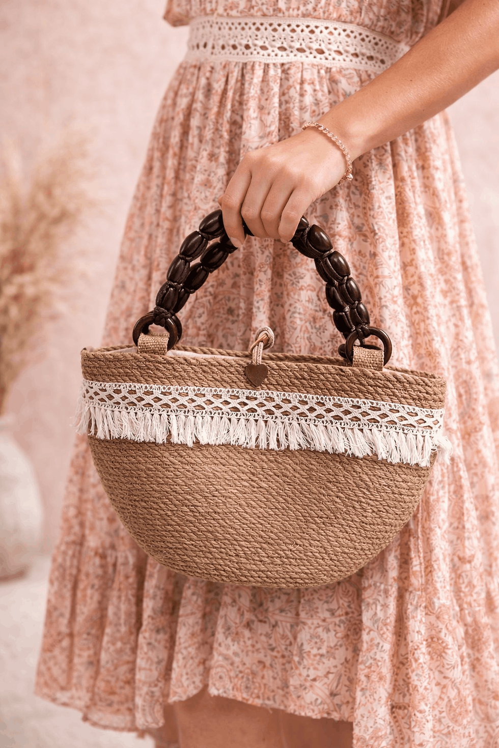 Sac bohème en jute naturelle porté à la main avec robe rose poudré