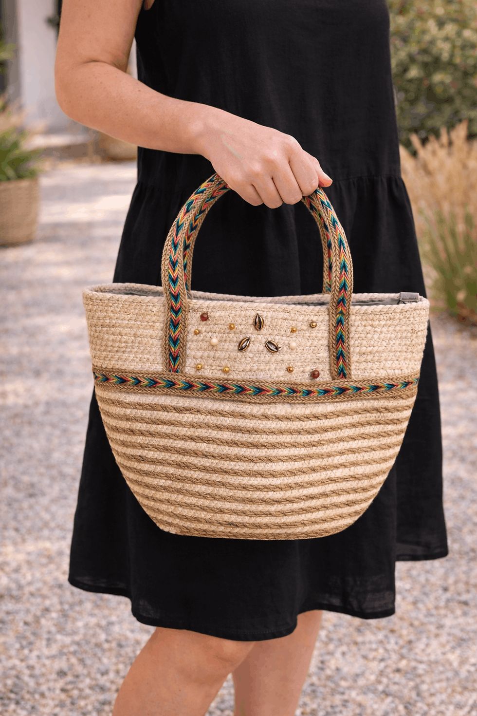 Sac cabas artisanal beige porté à la main avec anses tressées multicolores