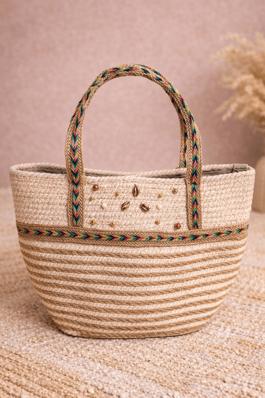 Sac cabas artisanal beige avec anses multicolores, coquillages et perles décoratives
