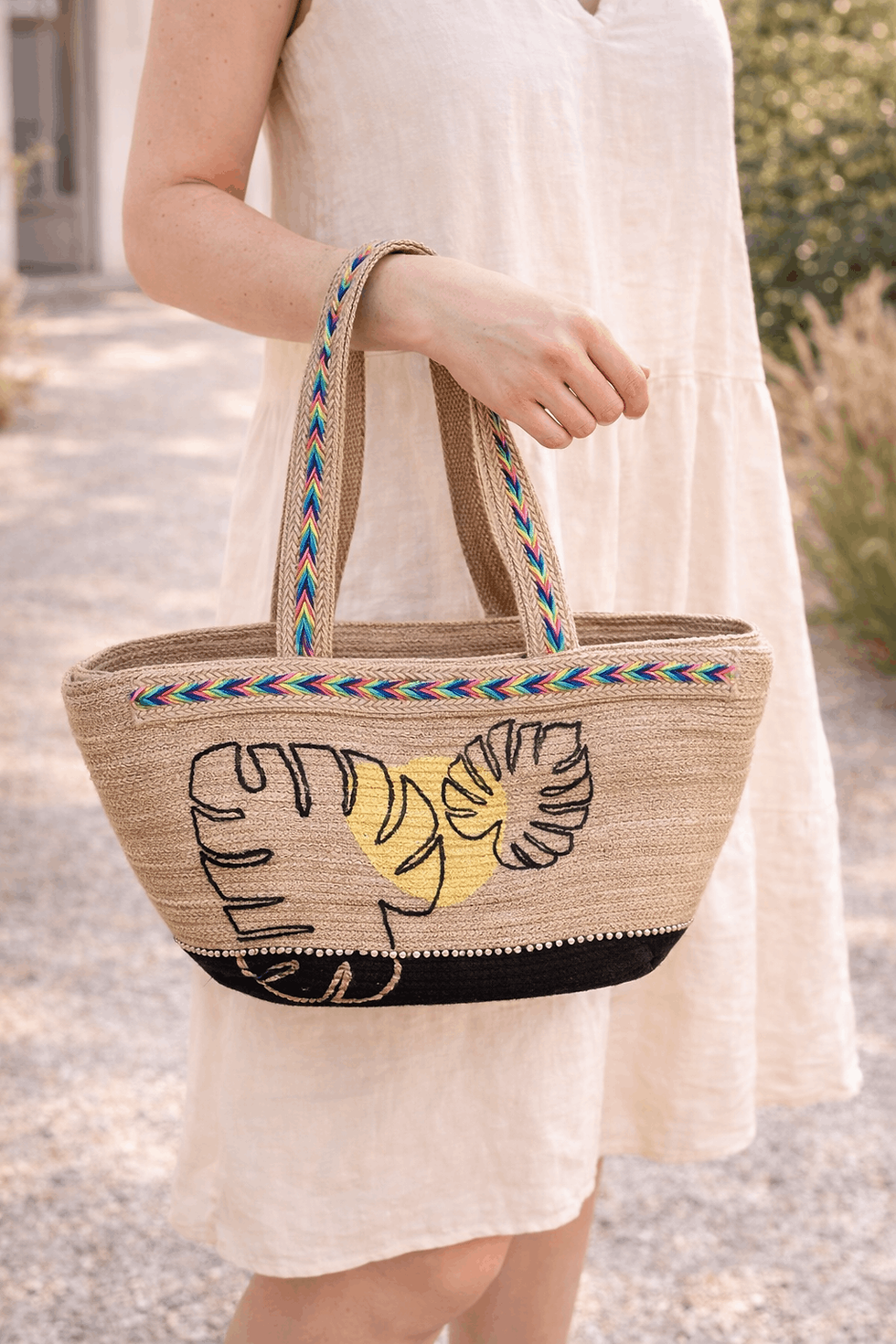 Sac cabas en jute naturelle porté à la main avec anses multicolores et motif feuillage
