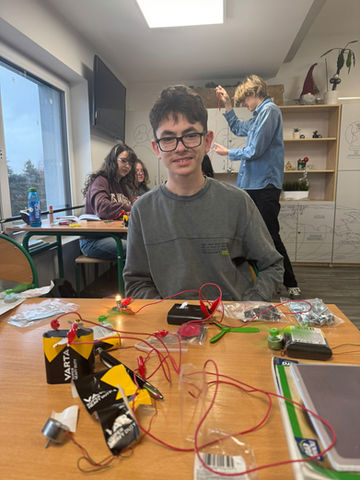 Lekcja fizyki - budowanie obwodów elektrycznych