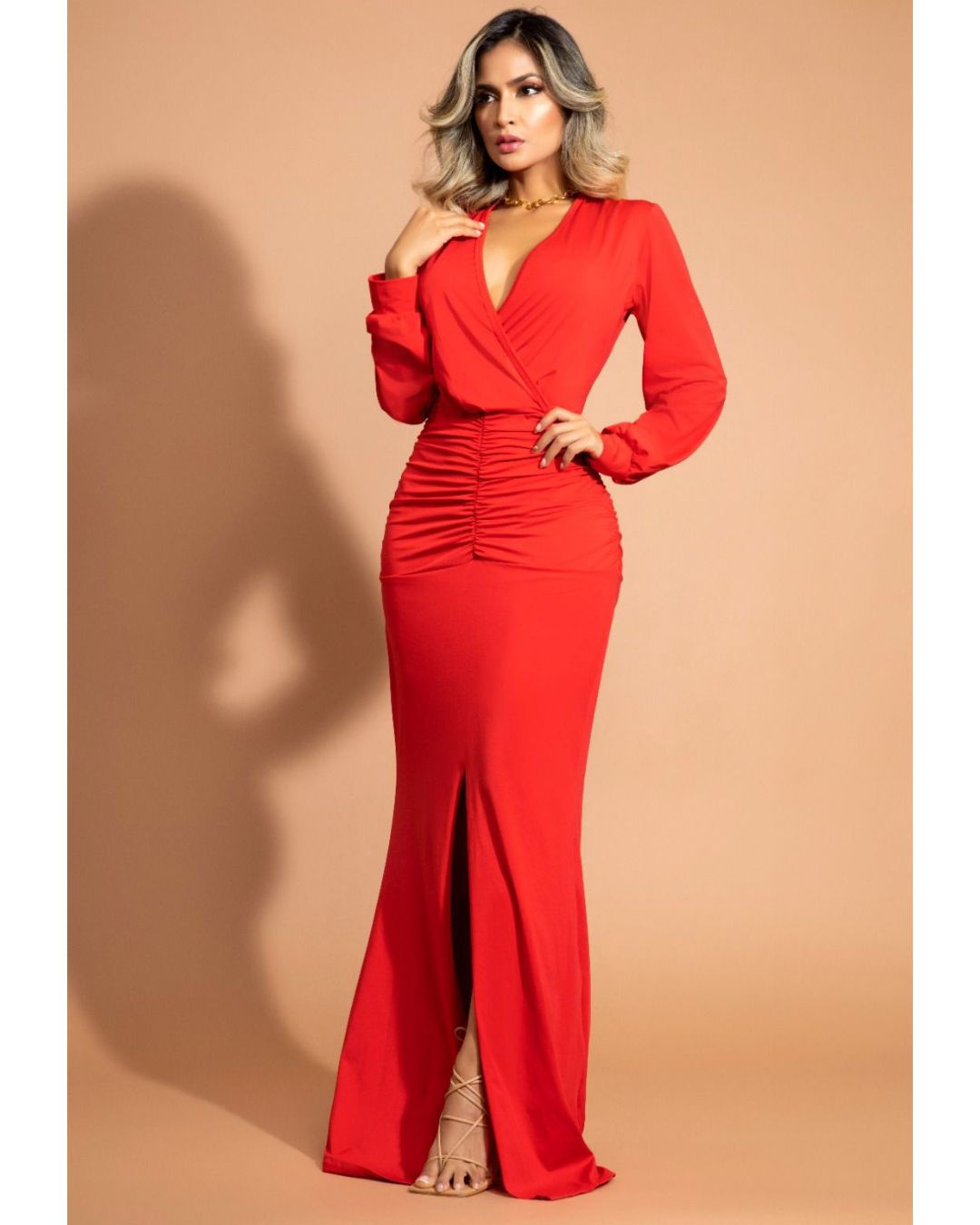 Vestido rojo cintura drapeada y abertura