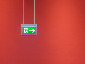 Nowoczesne systemy alarmowe pożaru w biurze - bezpieczeństwo BHP