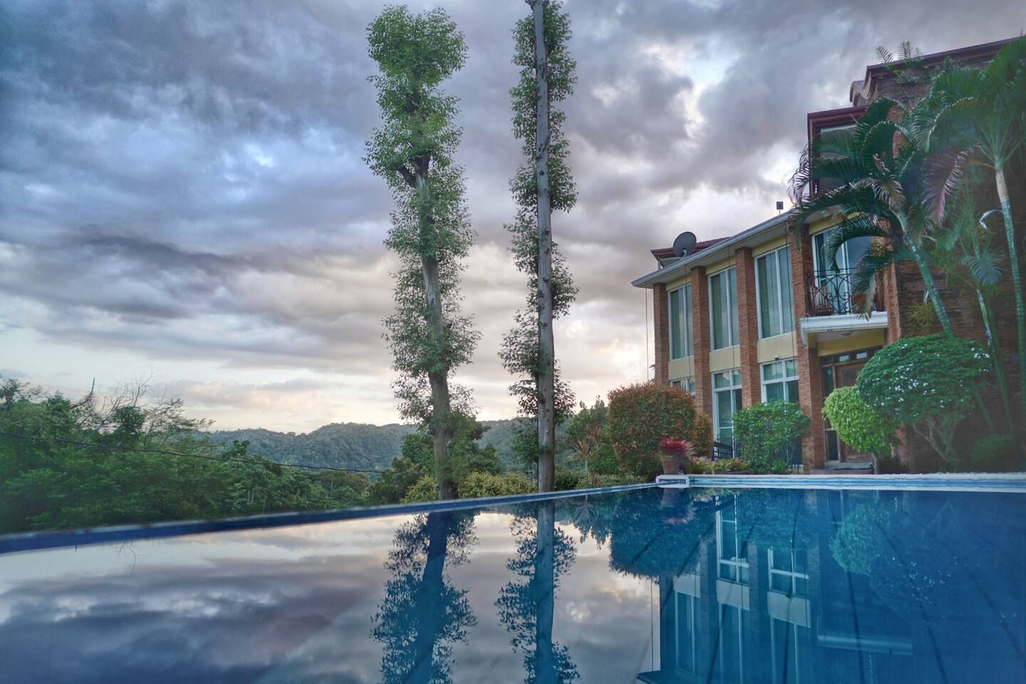 OVERLOOKING VACATION HOUSE TAGAYTAY CITY