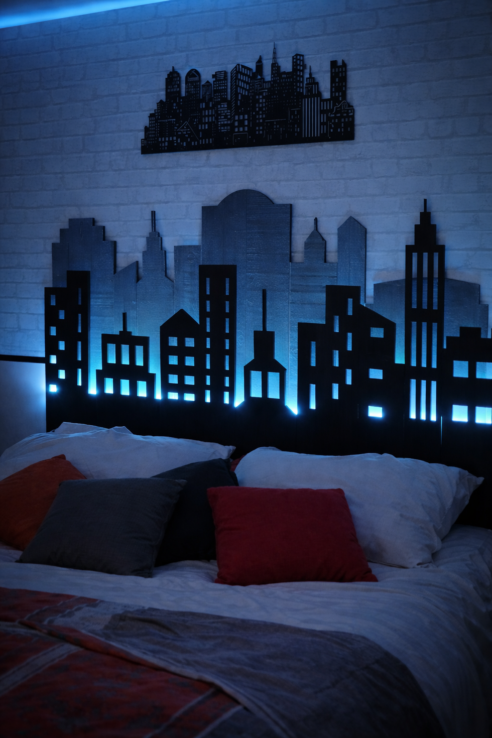 Tête de lit design en bois avec éclairage LED bleu, ambiance nocturne urbaine.