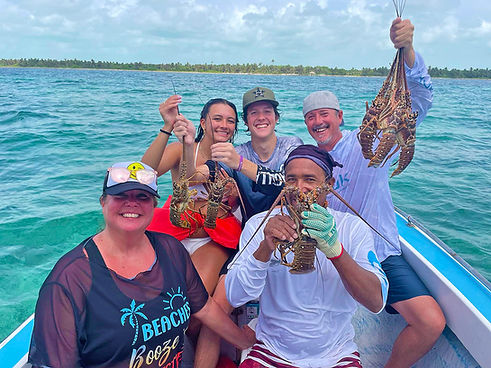 Tourists-holding-Lobsters-in-Boat-Belize1.jpg