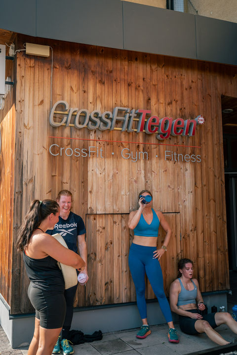 Medlemmar njuter av solen efter träningspass utanför CrossFit Tegen