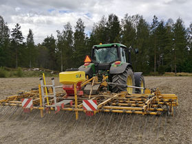 Sådd av höstrybs vid demo-odlingarna