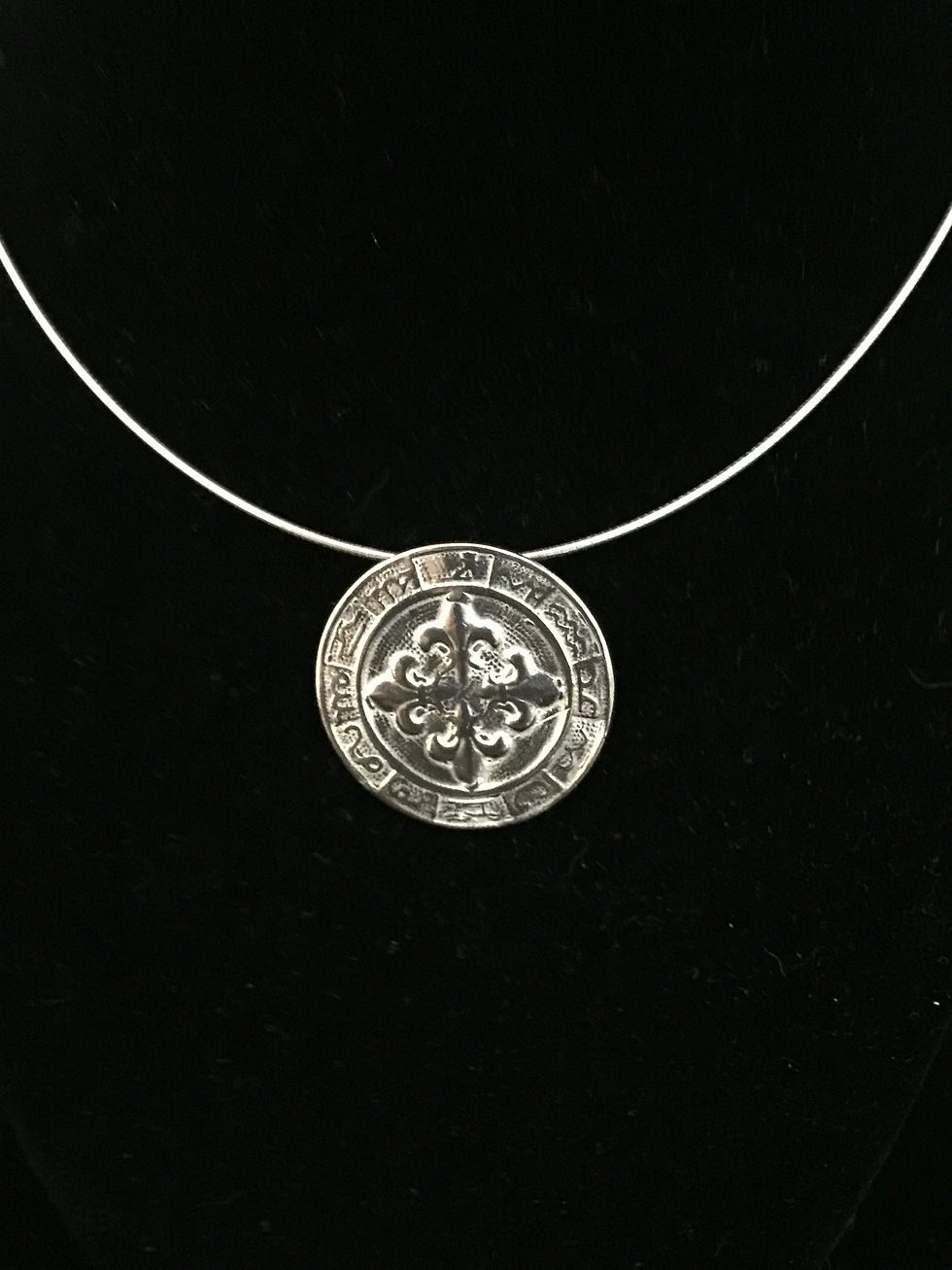 Fleur de Lis Medallion