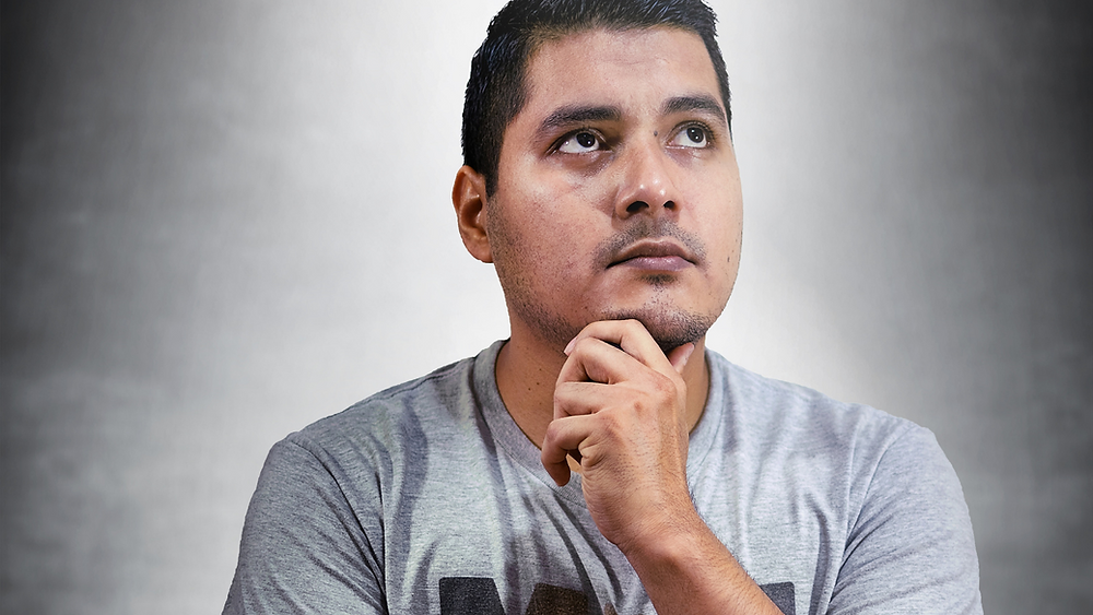 Homem com expressão de dúvida