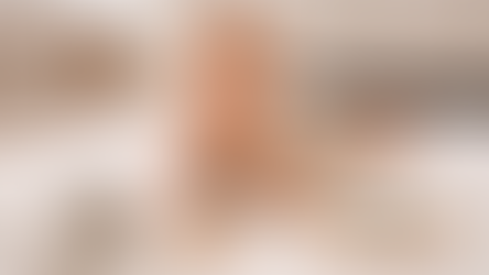 bebé jugando con juguete y disfrutando de los eneficios de los juguetes montessori