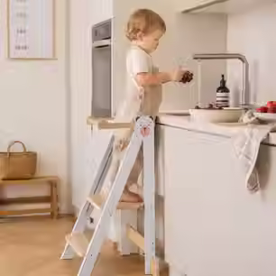 niños en torre de aprendizaje en la cocina familiar