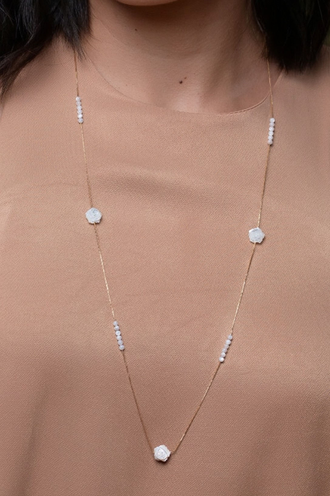 Colar Longo Flores Madrepérola