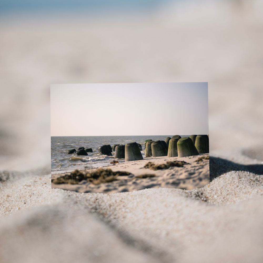 Holzbild mit Tetrapoden am Strand von Sylt, freistehend im Sand als Produktmockup.