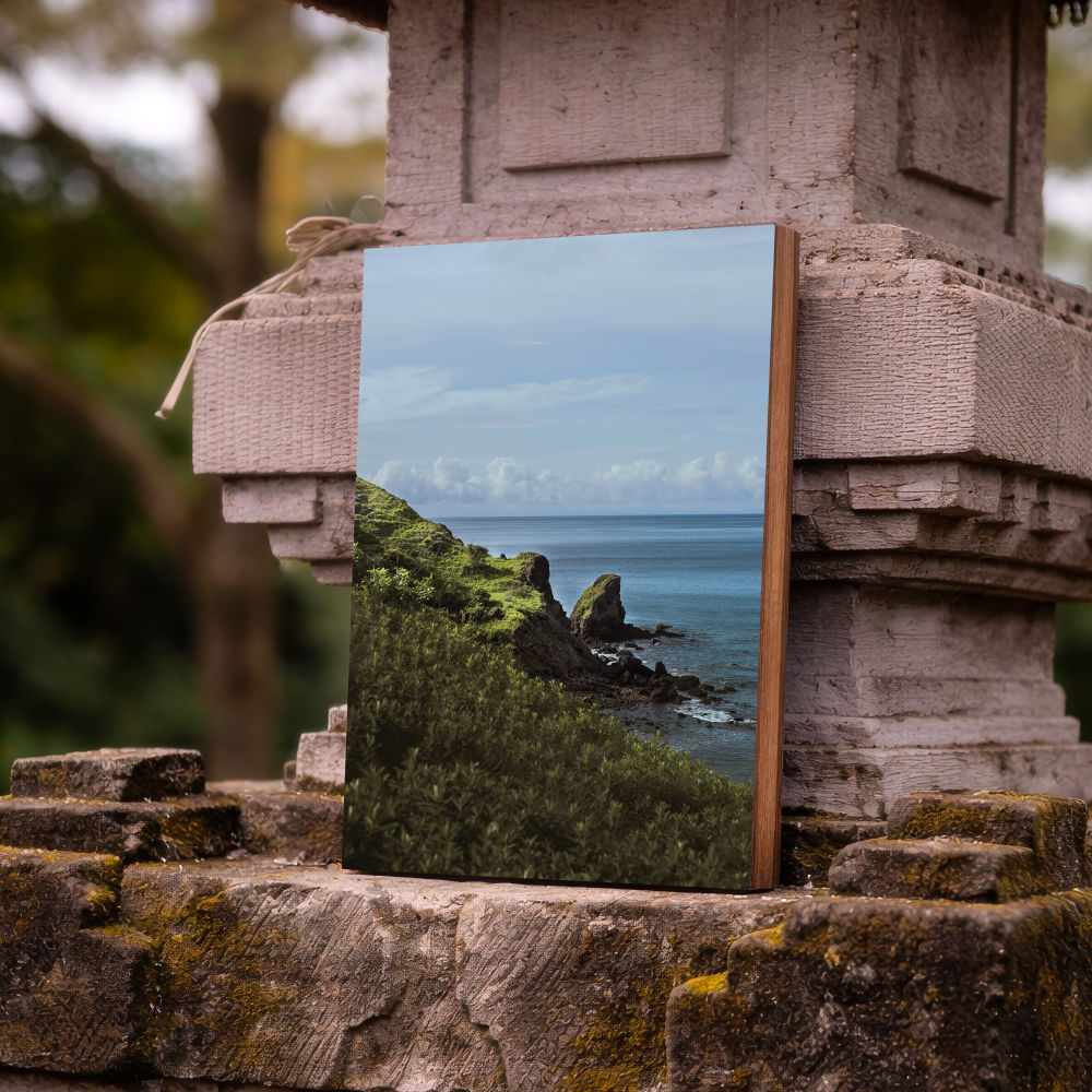 Holzbild mit grüner Küstenklippe und Meerblick angelehnt an die indonesische Küstenlandschaft als Produktmockup