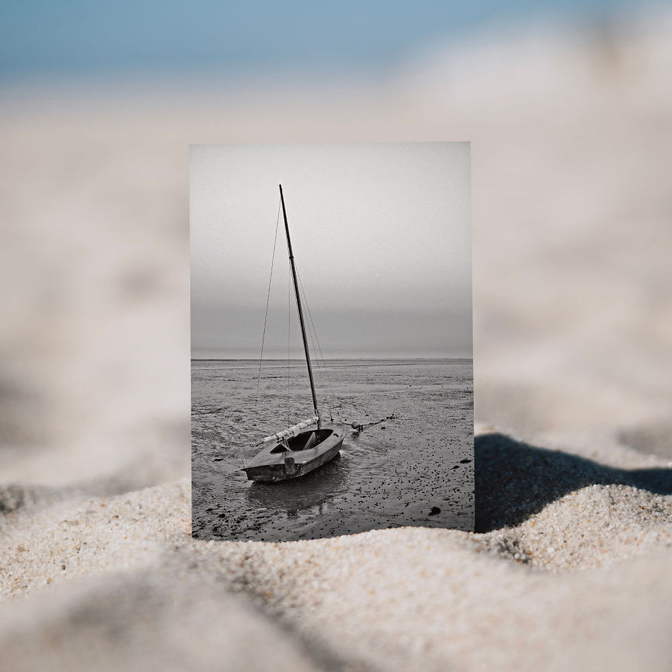 Holzbild mit Segelboot bei Ebbe am Strand als Holzdruck, freistehend im Sand als Produktmockup.
